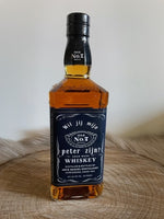 Whiskeyfles met gepersonaliseerd etiket